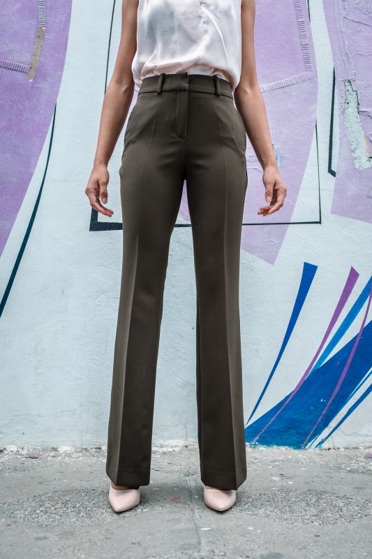 Pantalon classique en kaki, pour une allure sophistiquée.