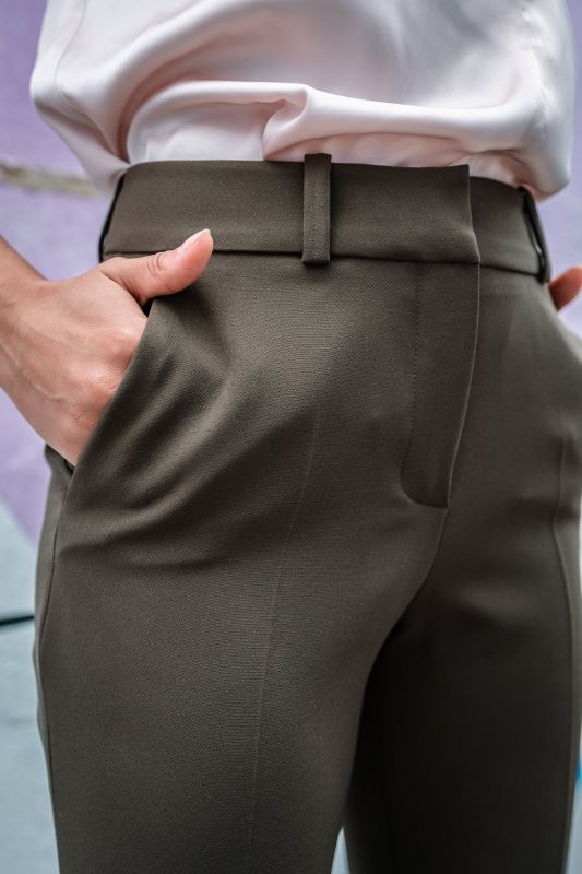 Détails du pantalon kaki classique, une pièce polyvalente.