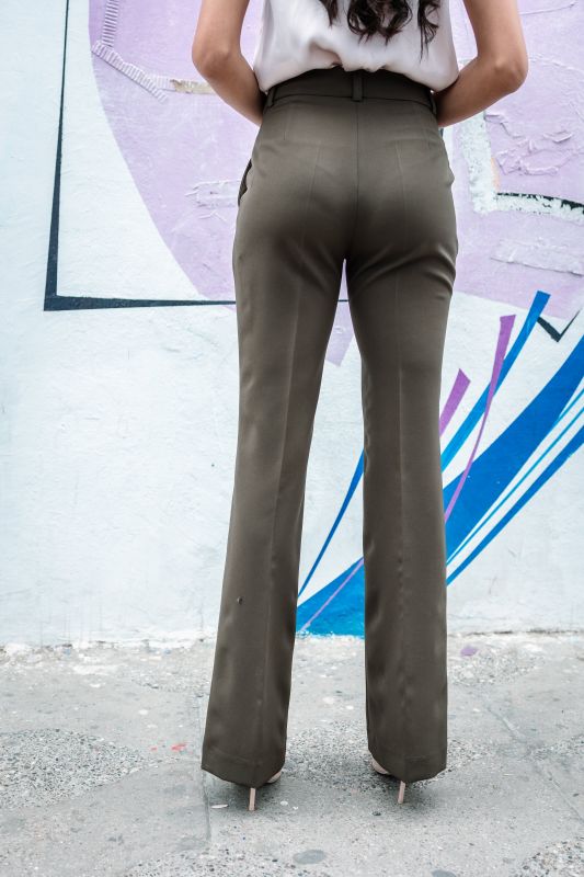 Détails du pantalon kaki classique, une pièce polyvalente.