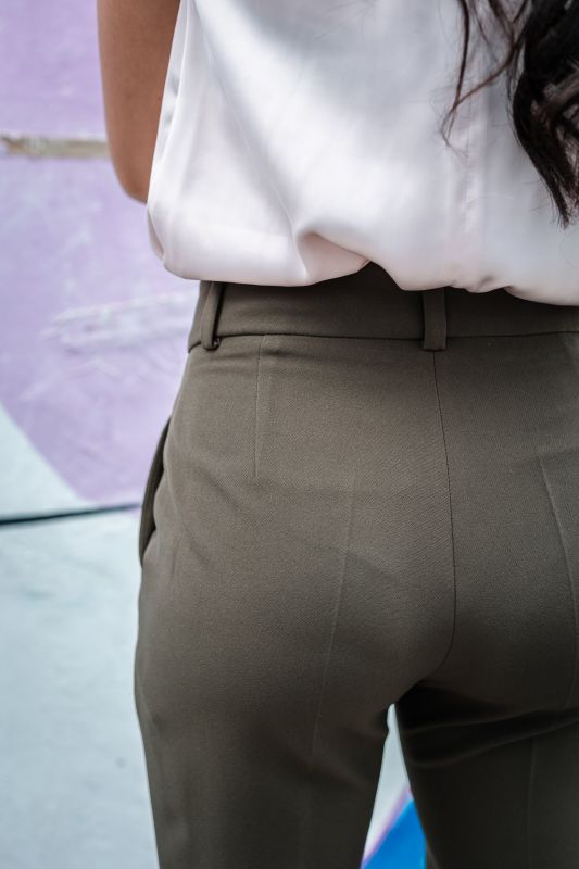 Détails du pantalon kaki classique, une pièce polyvalente.