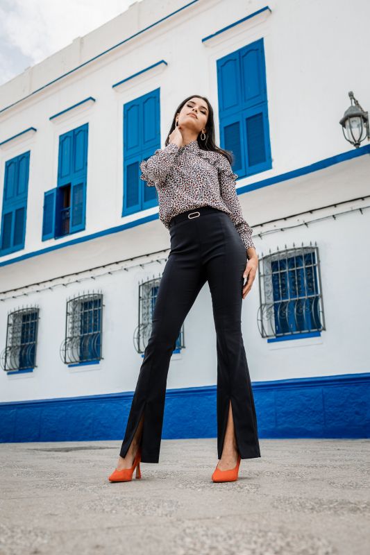 Un pantalon noir à la mode pour femmes.