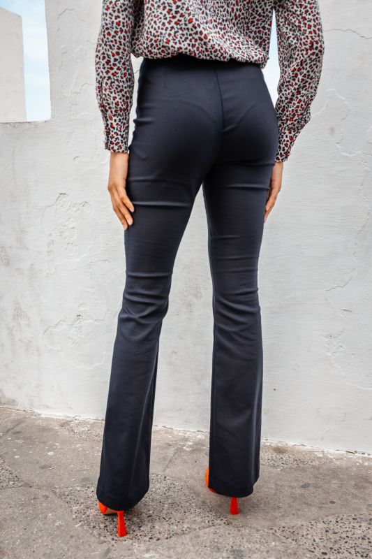 Détails en gros plan du pantalon noir chic.