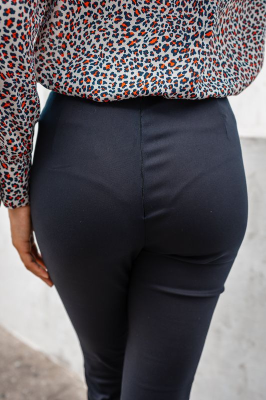 Détails en gros plan du pantalon noir chic.