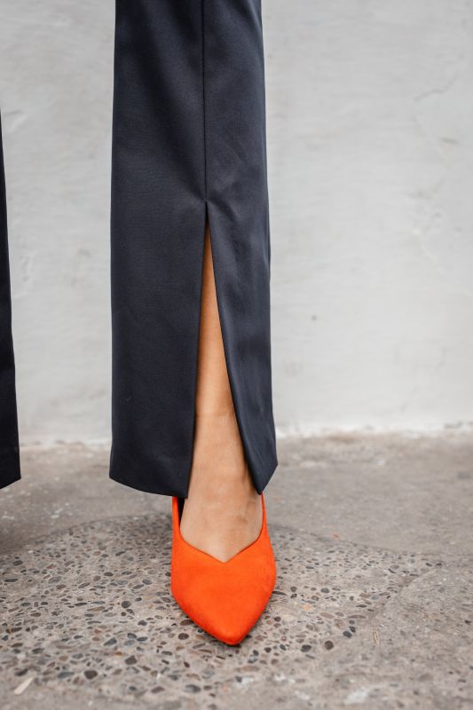 Détails en gros plan du pantalon noir chic.