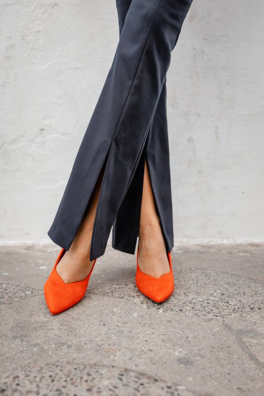 Détails en gros plan du pantalon noir chic.