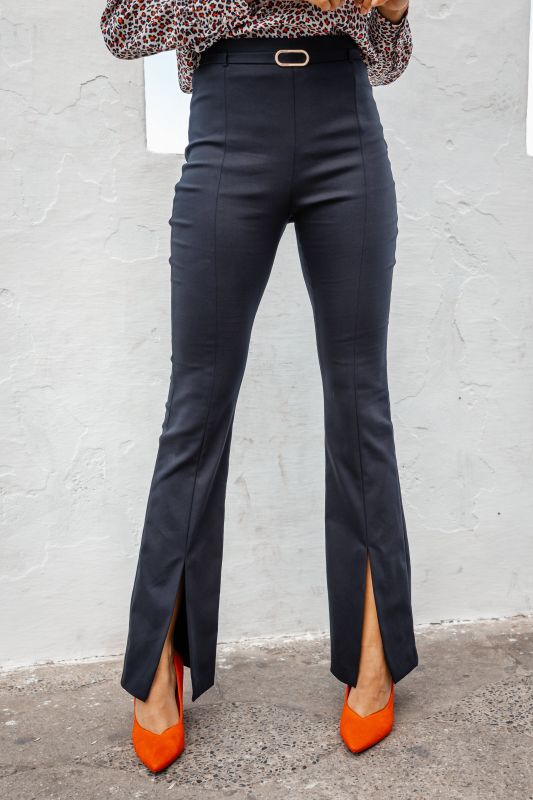 Détails en gros plan du pantalon noir chic.