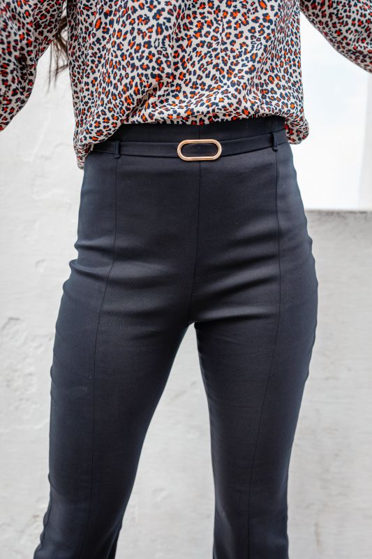 Détails en gros plan du pantalon noir chic.
