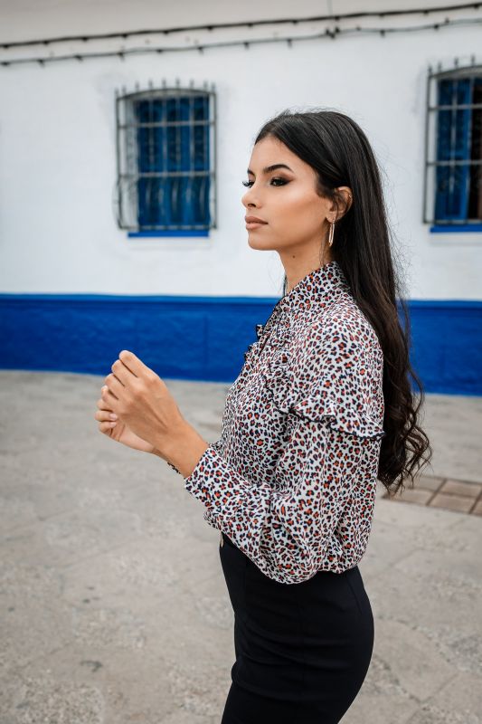 Blouse pour femme avec ornements chics et design élégant.