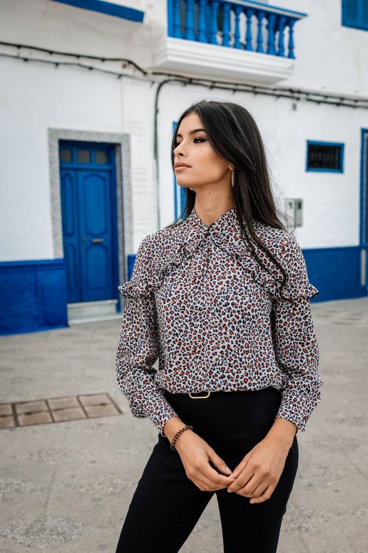 Blouse pour femme avec ornements chics et design élégant.