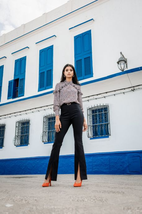 Blouse ornée et stylée pour femme.