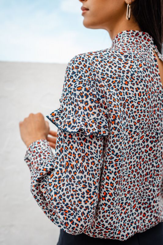 Détails de la blouse ornée pour femme, mettant en avant ses embellissements uniques et sa finition stylée.