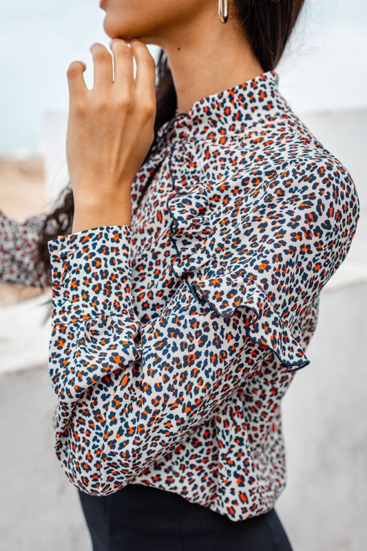Détails de la blouse ornée pour femme, mettant en avant ses embellissements uniques et sa finition stylée.