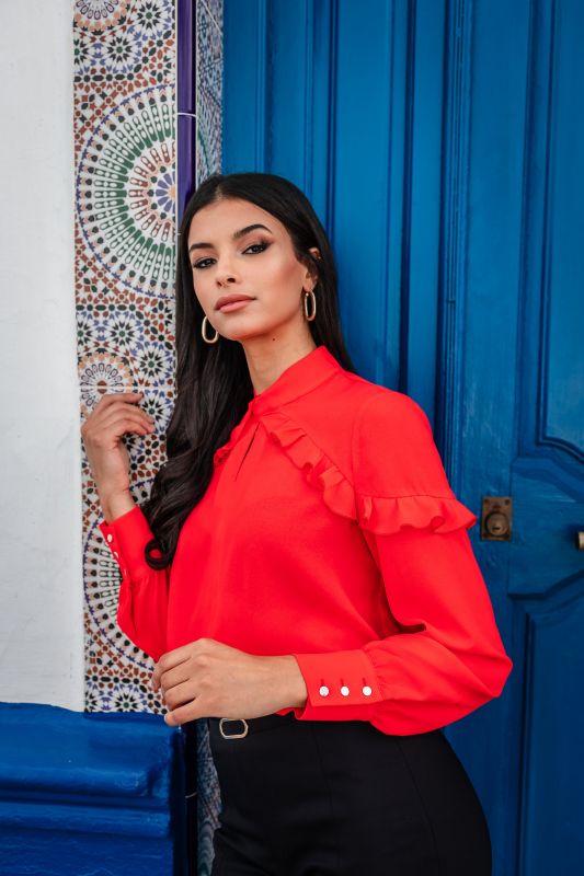 Élégante blouse rouge pour femme.