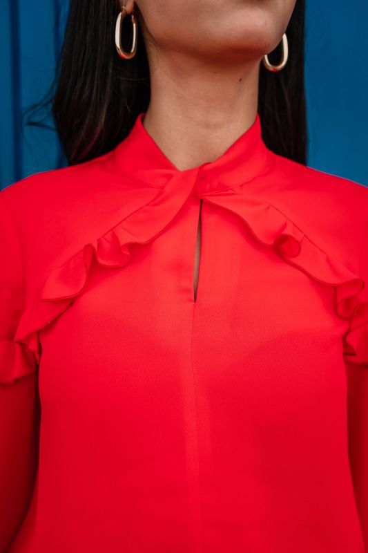 Haut de couleur rouge.
