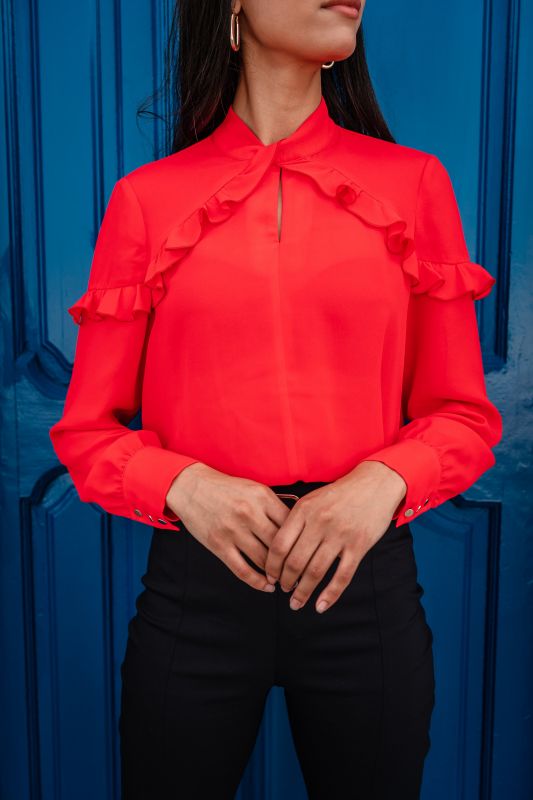 Blouse chic de couleur rouge.