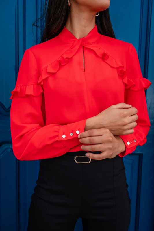 Détails raffinés de la blouse rouge.