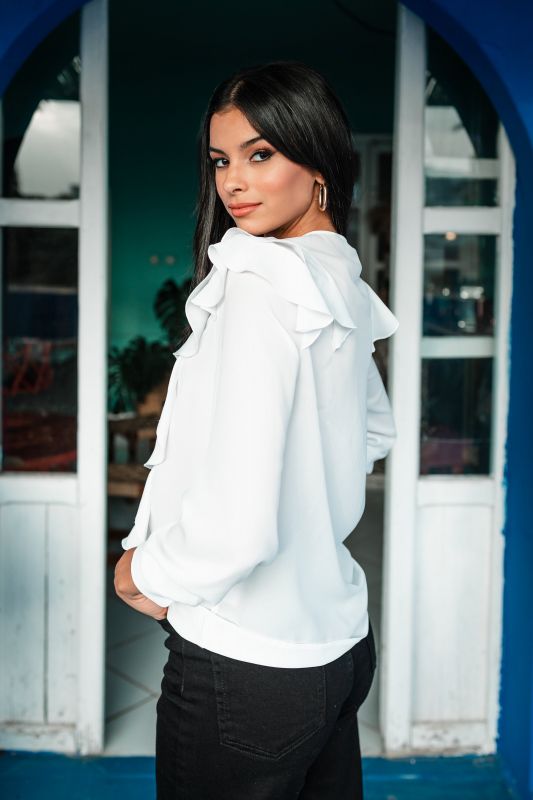 Blouse blanche classique pour femme pour un look intemporel.