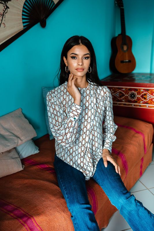 Blouse blanche avec des détails colorés pour un look vivant.