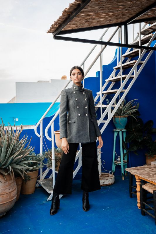Manteau gris pour un look unique.