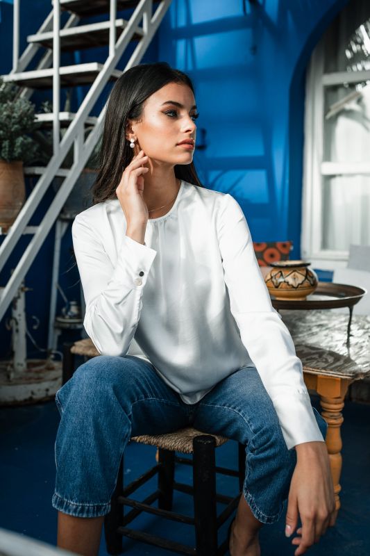 Élégante blouse blanche pour femme.