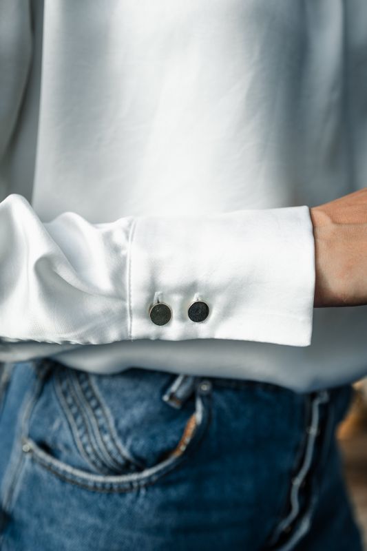 Détails de la blouse blanche pour femme montrant sa simplicité élégante.