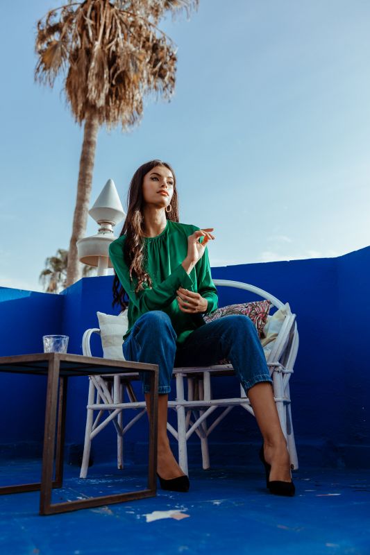 Élégante blouse verte pour femme.