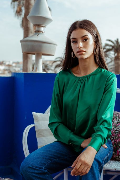Blouse verte élégante.