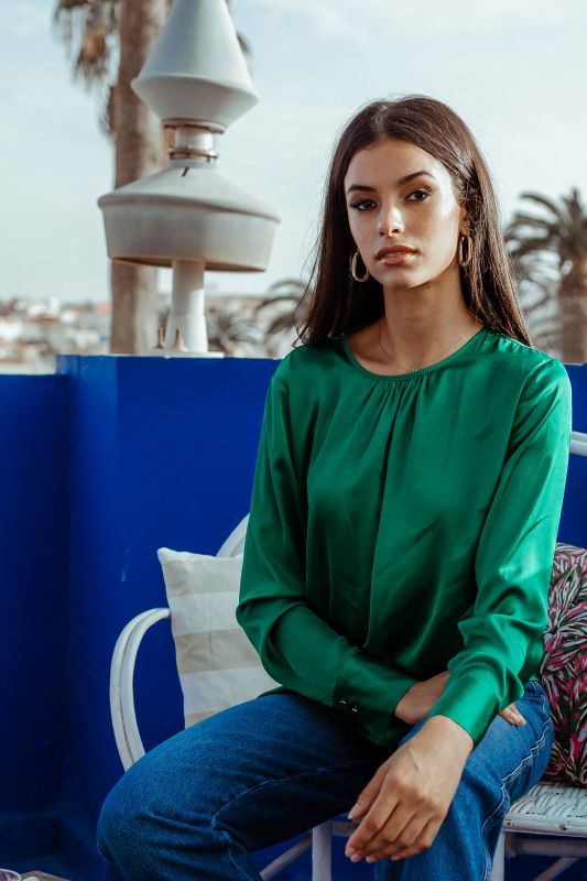 Blouse verte élégante.
