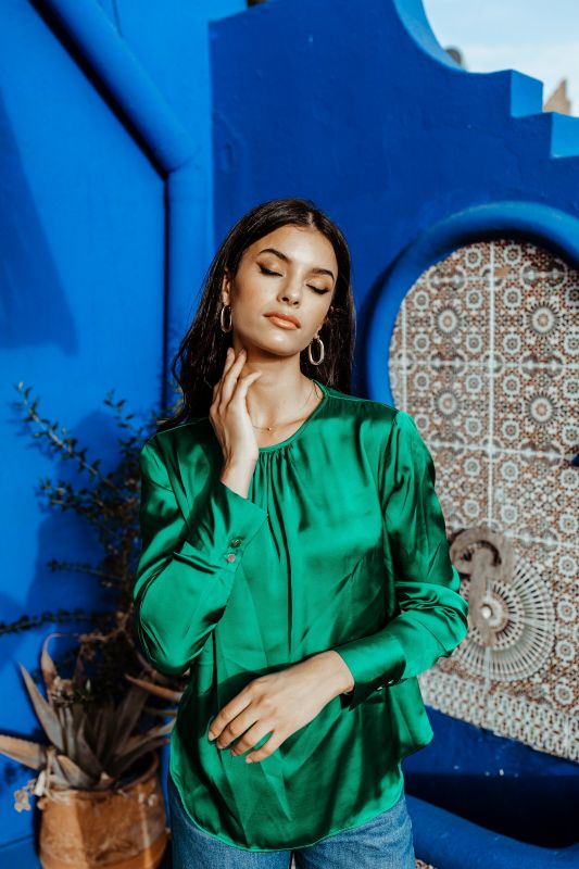 Points forts de la blouse verte.