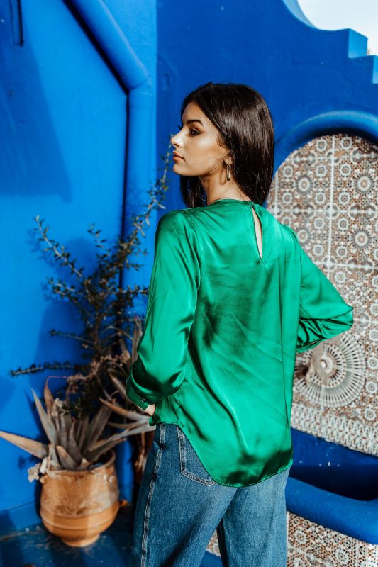 Élégante blouse verte pour femme.
