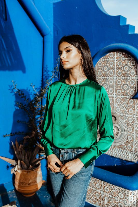 Haut de couleur verte.