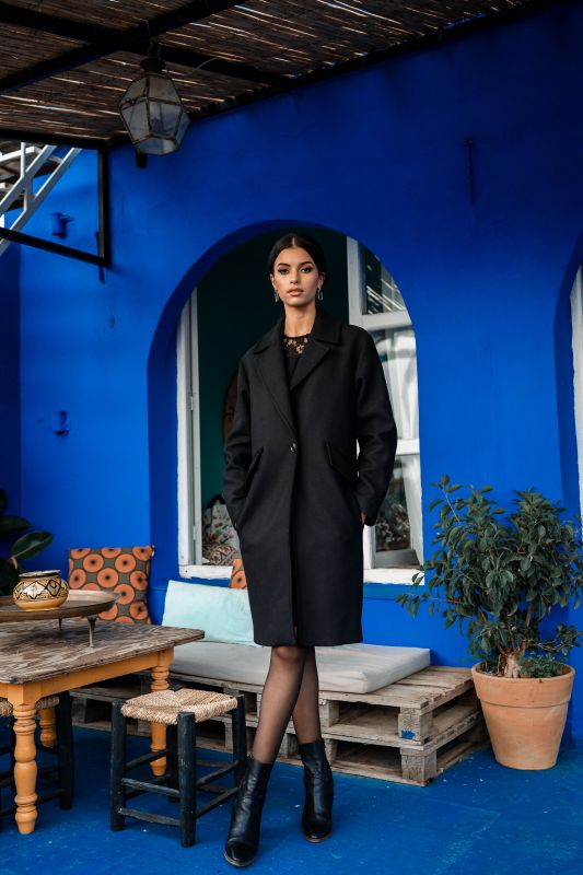 MANTEAU VIENNE de la collection tweed en noir, design élégant pour femmes avec un bouton.