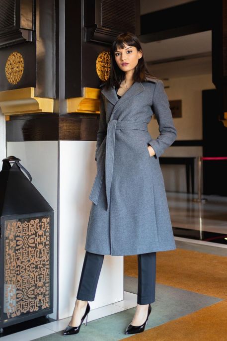 Un manteau gris élégant avec une ceinture assortie.