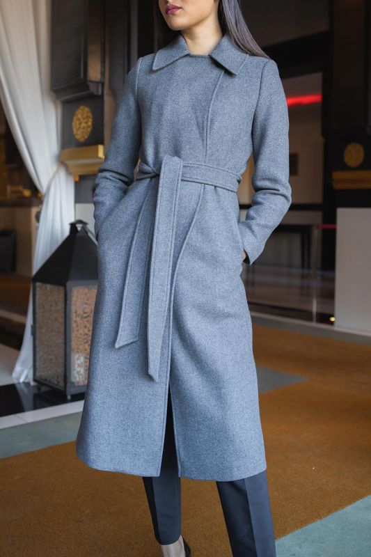 Détails du manteau gris avec ceinture.