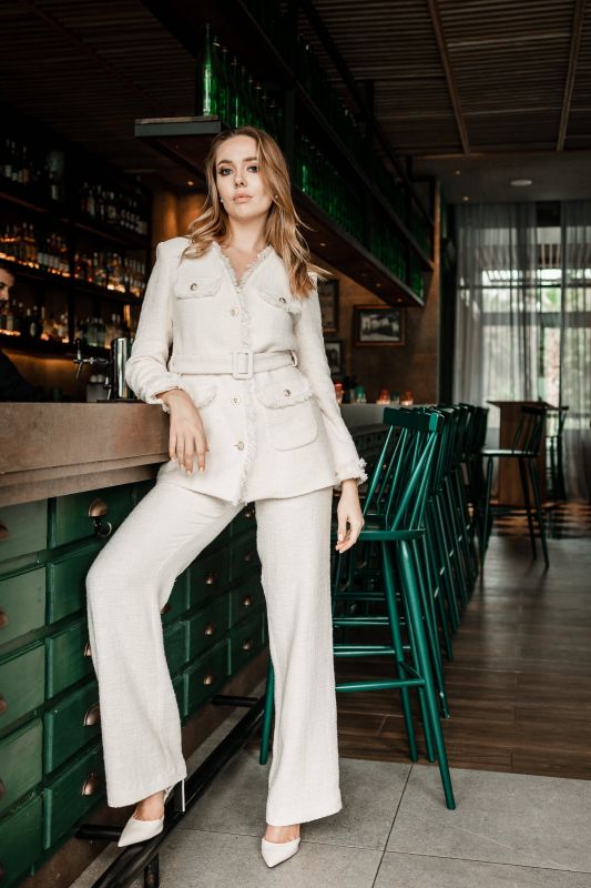 Pantalon long blanc en présentation pour femme..