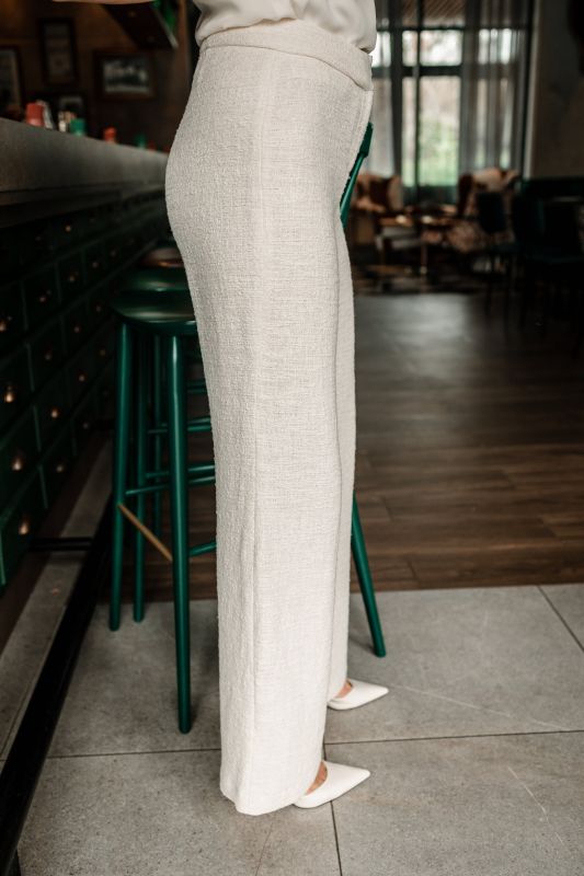 Détails en gros plan du pantalon blanc.