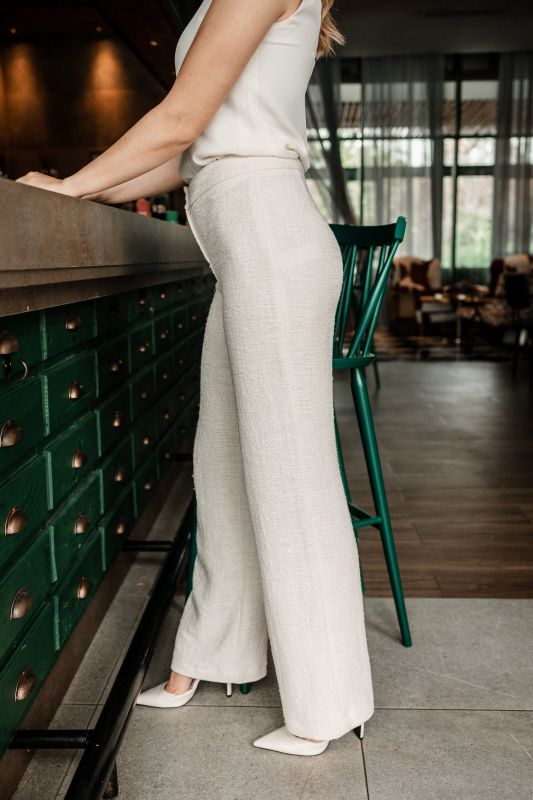 Détails en gros plan du pantalon blanc.
