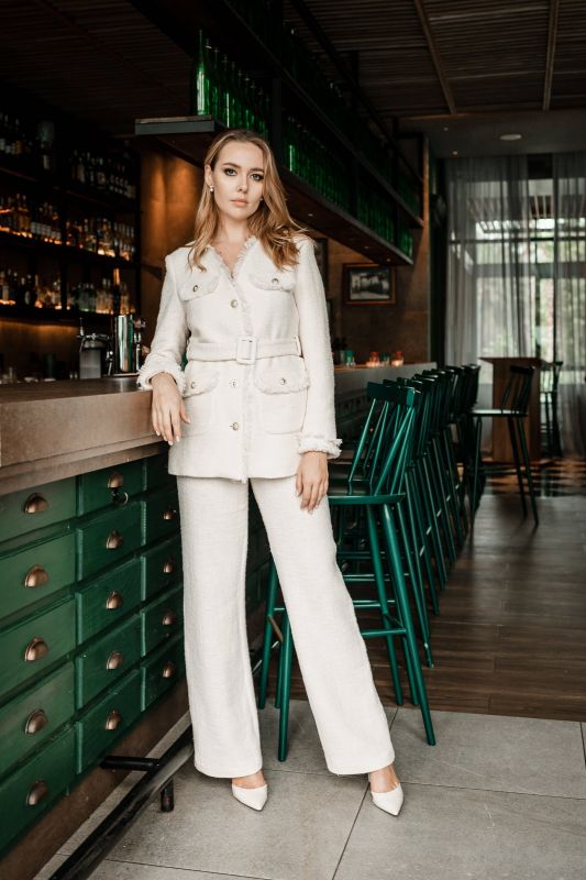 Pantalon long blanc élégant pour femme.