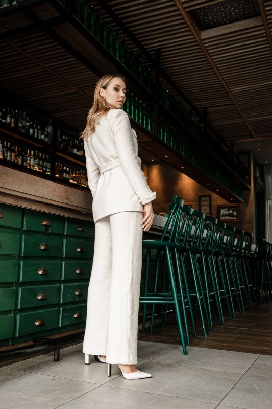 Une paire de pantalons blancs élégants.