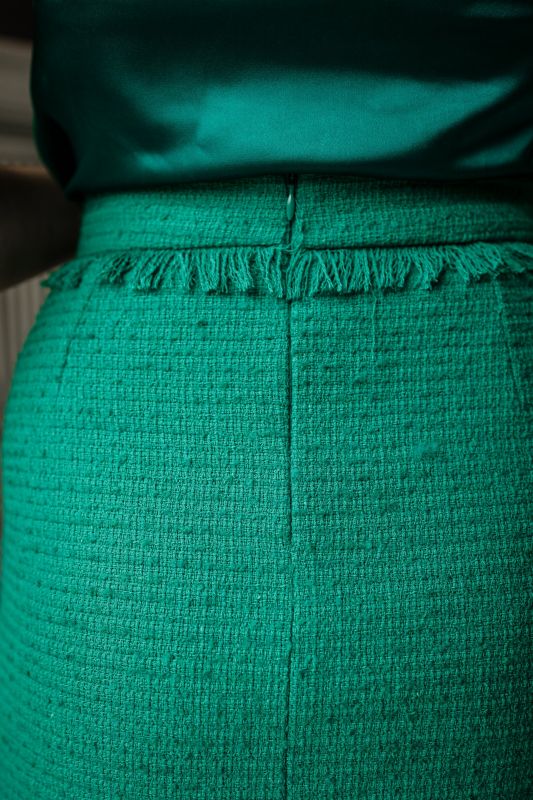 Détails de la jupe : Couleur verte et style naturel.