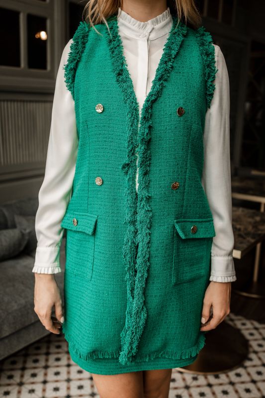 Détails du gilet : Couleur verte et design raffiné.
