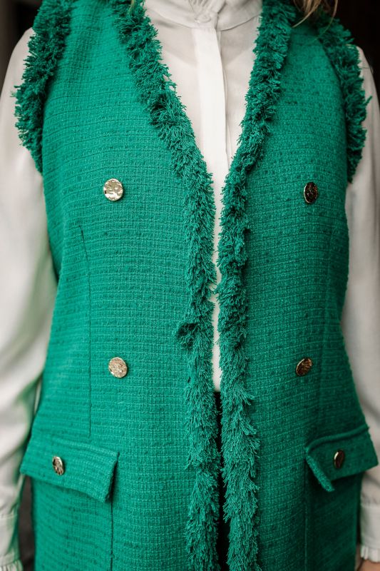 Détails du gilet : Couleur verte et design raffiné.