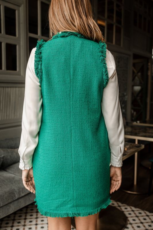 Détails du gilet : Couleur verte et design raffiné.