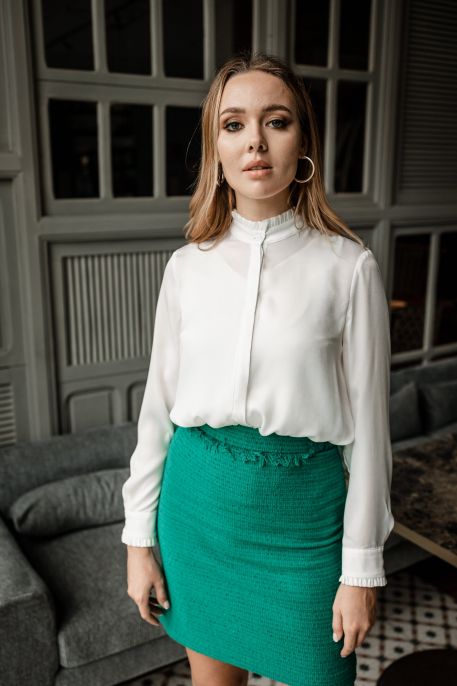 Chemise blanche stylée pour femmes.