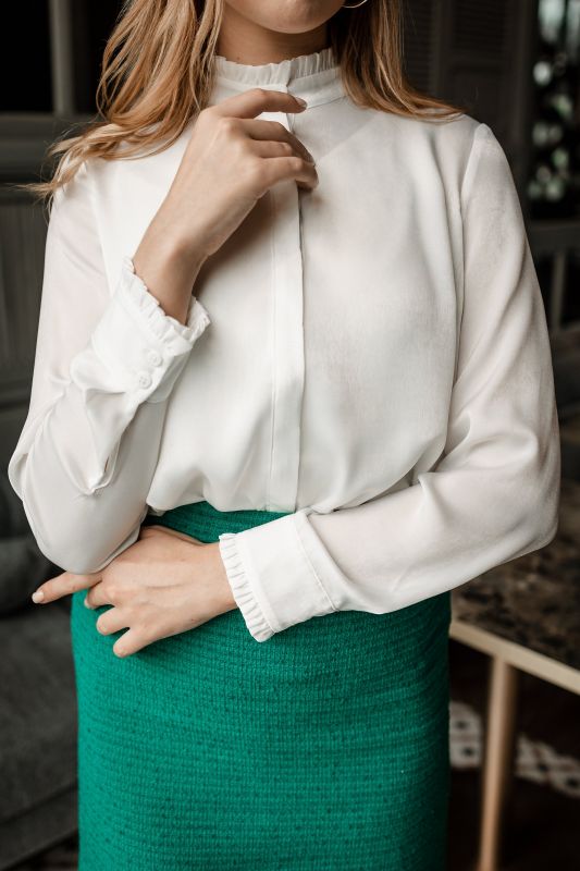 Détails de la chemise blanche tendance.