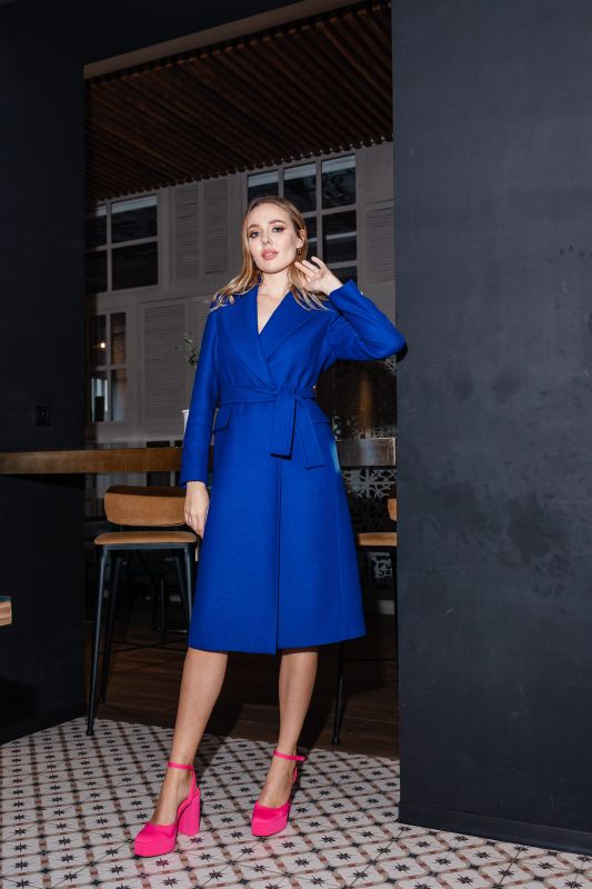 Un manteau bleu rehaussé d'une ceinture assortie en bleu, une touche de style subtile.