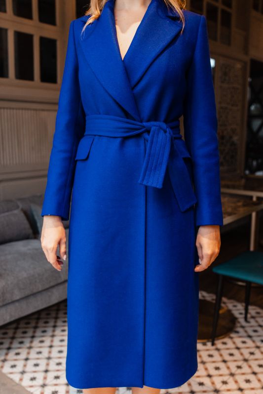 Manteau long Monaco bleu de la collection tweed, ceinture élégante pour un style raffiné.