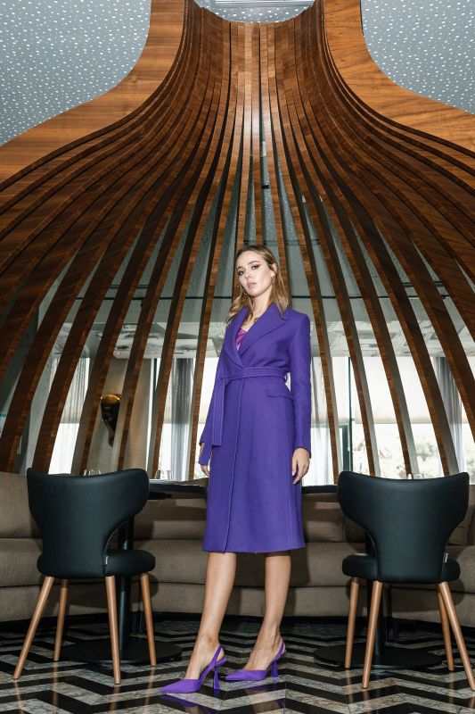 Manteau long Monaco violet de la collection tweed, élégance avec ceinture pour un style raffiné.
