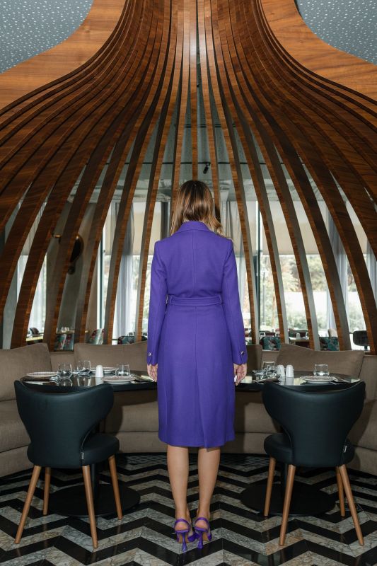 Un manteau mauve au design stylé et contemporain.