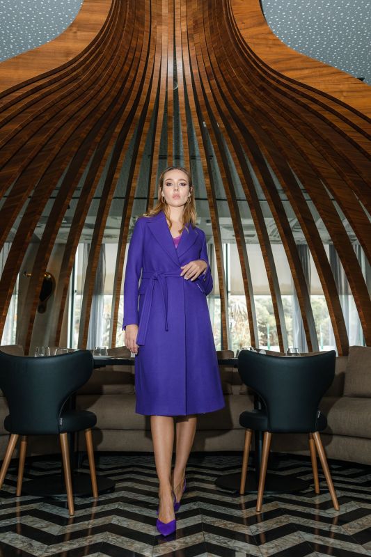 Manteau tweed long Monaco en violet, ceinture élégante pour une allure sophistiquée.